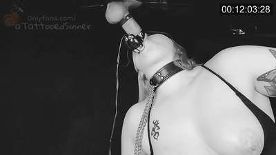 గ్లోరీహోల్ వద్ద ఖచ్చితమైన టిట్‌లతో అందమైన అమ్మాయి